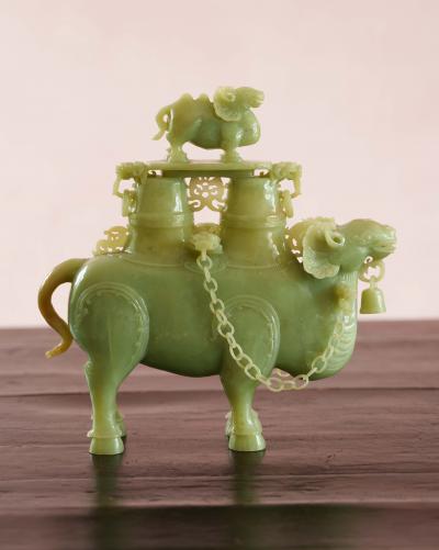Chine région du Xinjiang ,  animaux fantastiques  sculptés en Jade céladon,  début XXᵉ siècle 2