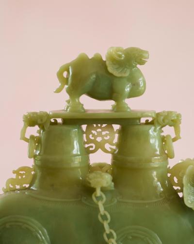Chine région du Xinjiang ,  animaux fantastiques  sculptés en Jade céladon,  début XXᵉ siècle 2