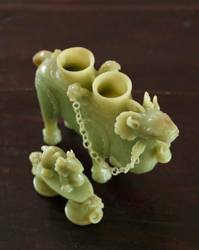 Chine région du Xinjiang ,  animaux fantastiques  sculptés en Jade céladon,  début XXᵉ siècle 2