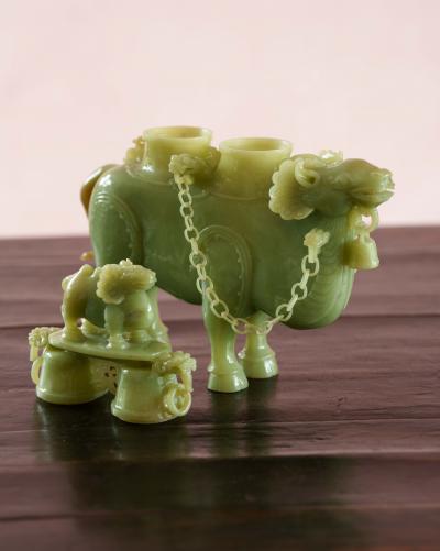 Chine région du Xinjiang ,  animaux fantastiques  sculptés en Jade céladon,  début XXᵉ siècle 2