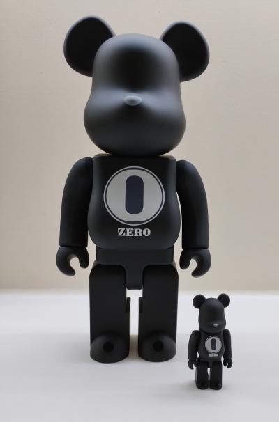 Medicom Toy - ROBERT INDIANA × fragmentdesign 100％ & 400％black- Sculpture 2