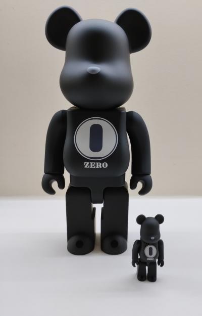 Medicom Toy - ROBERT INDIANA × fragmentdesign 100％ & 400％black- Sculpture 2