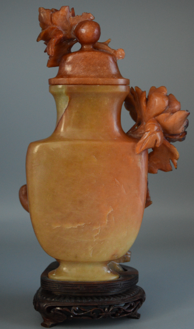 vase entouré de branches 2