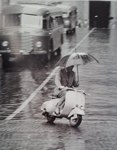 Vespa sous la pluie - Affiche 2