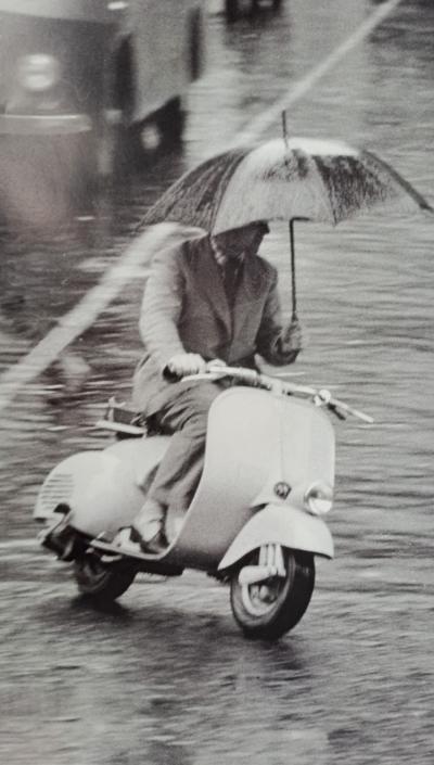 Vespa sous la pluie - Affiche 2