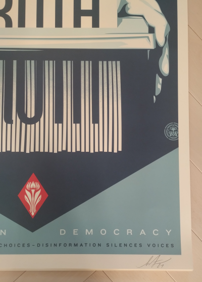 Shepard FAIREY (Obey) - Defend Truth 2024  - Impression offset signée au crayon 2