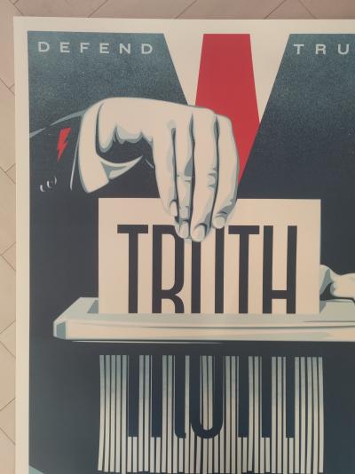 Shepard FAIREY (Obey) - Defend Truth 2024  - Impression offset signée au crayon 2