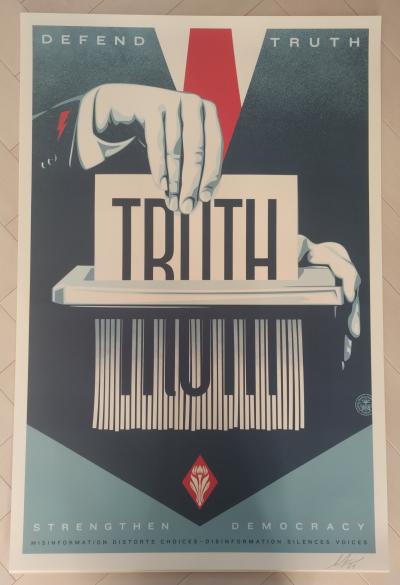 Shepard FAIREY (Obey) - Defend Truth 2024  - Impression offset signée au crayon 2
