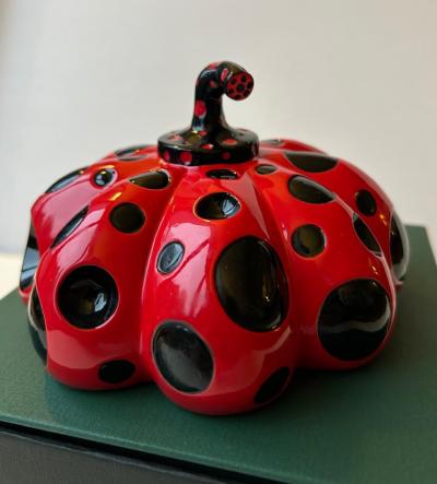 Yayoi KUSAMA : Citrouille de Naoshima (rouge et noire) - Sculpture 2