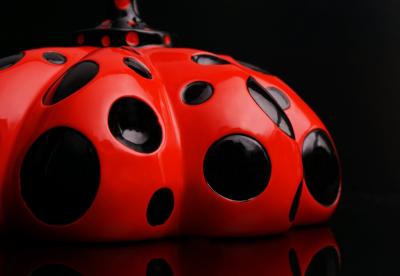 Yayoi KUSAMA : Citrouille de Naoshima (rouge et noire) - Sculpture 2