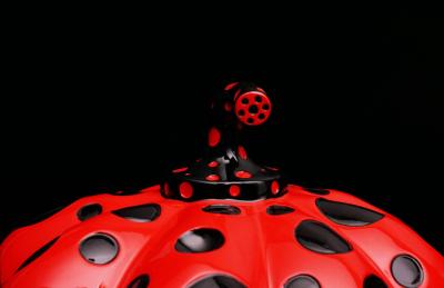 Yayoi KUSAMA : Citrouille de Naoshima (rouge et noire) - Sculpture 2