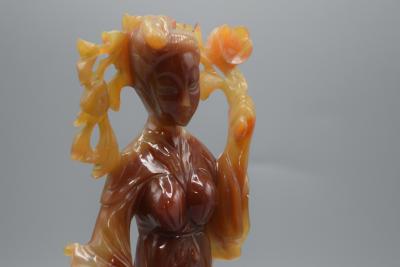 Chine -  Statuette de Femme aux Fleurs en  Agate Sculptée - 1920-1960 2