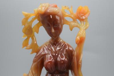 Chine -  Statuette de Femme aux Fleurs en  Agate Sculptée - 1920-1960 2