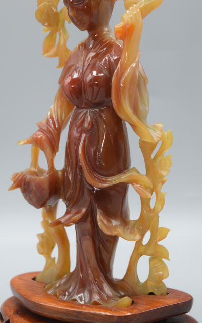 Chine -  Statuette de Femme aux Fleurs en  Agate Sculptée - 1920-1960 2