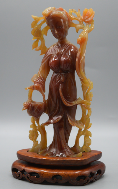 Chine -  Statuette de Femme aux Fleurs en  Agate Sculptée - 1920-1960
