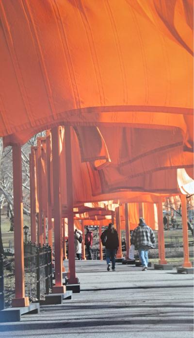 Christo et Jeanne-Claude - L’allée sous les drapeaux oranges, Central Park New York, 2005 - Lithographie offset 2
