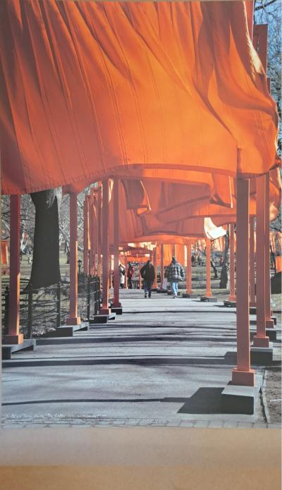 Christo et Jeanne-Claude - L’allée sous les drapeaux oranges, Central Park New York, 2005 - Lithographie offset 2