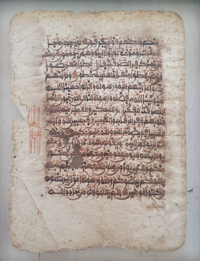 feuillet de Coran manuscrits sur parchemin XVe siècle calligraphie maghrébine 2