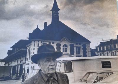 Daniel Wallard - Louis Aragon, 1979, quai de Trouville, la poisonnerie - Tirage argentique 2