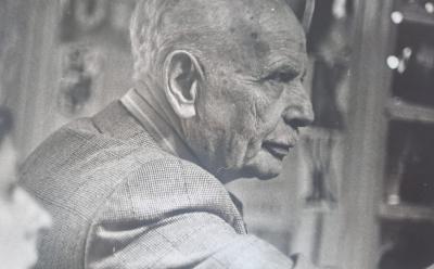 Daniel Wallard - Louis Aragon, rue de Varennes 1978 - Silver gelatin print 2