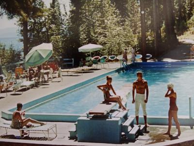 Slim Aarons - Piscine au lac Tahoe, 1959 - Photographie