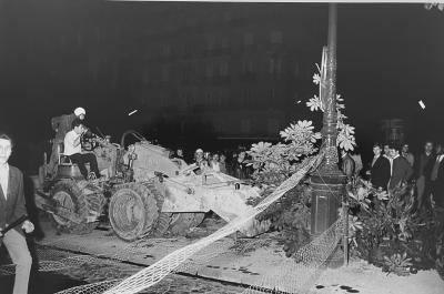Patrice Picot - Manifestants construisant une barricade Mai 68 - Tirage argentique 2