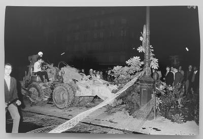 Patrice Picot - Manifestants construisant une barricade Mai 68 - Tirage argentique 2