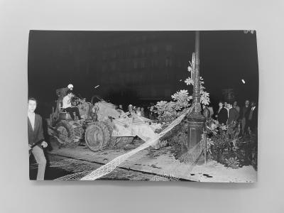 Patrice Picot - Manifestants construisant une barricade Mai 68 - Tirage argentique 2