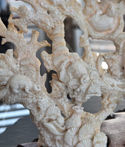 Chine - Groupe sculpté en corail blanc - XXème 2