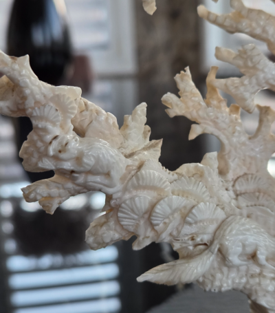 Chine - Groupe sculpté en corail blanc - XXème 2
