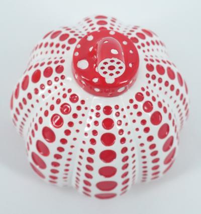 Yayoi Kusama – Dots Obsession (Kürbisrot) – Signierte Skulptur 2