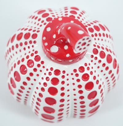 Yayoi Kusama – Dots Obsession (Kürbisrot) – Signierte Skulptur 2