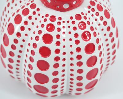 Yayoi Kusama – Dots Obsession (Kürbisrot) – Signierte Skulptur 2