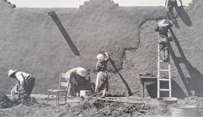 Russell Lee - Réfection annuelle du crépi d’une maison, Nouveau Mexique, 1940 - Affiche originale 2