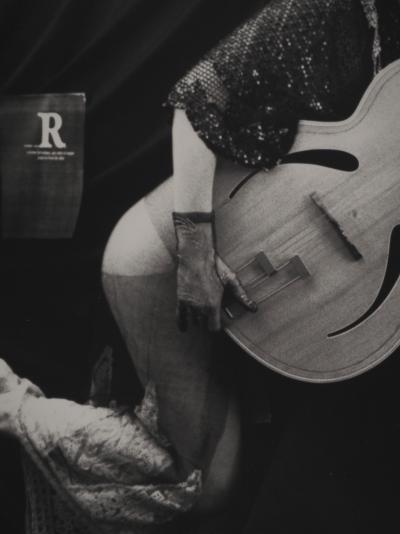 Irina IONESCO : Femme à la guitare, Tirage argentique original 2