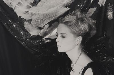 Irina IONESCO : Jeune fille aux plumes, Tirage argentique original 2