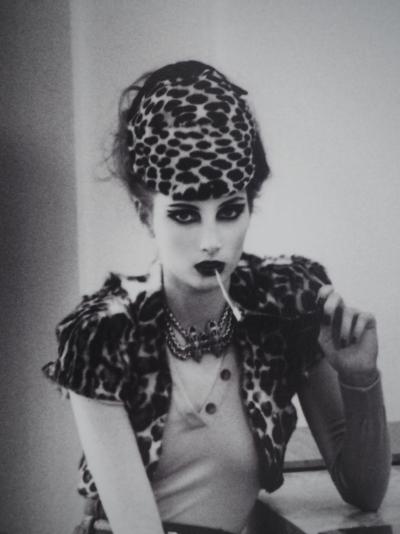 Irina IONESCO : Jeune femme à l'imprimé léopard, Tirage argentique original 2