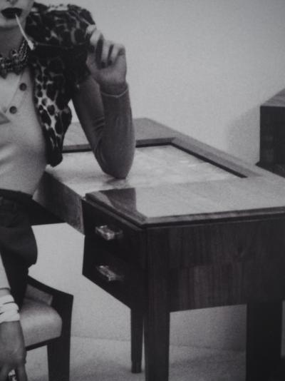 Irina IONESCO : Jeune femme à l'imprimé léopard, Tirage argentique original 2