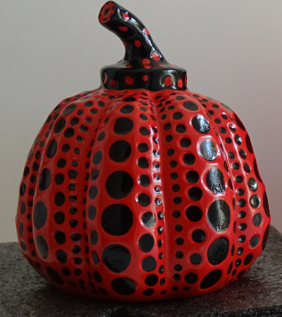 Yayoi Kusama - Citrouille (Noir/Rose) - Résine peinte à la main 2