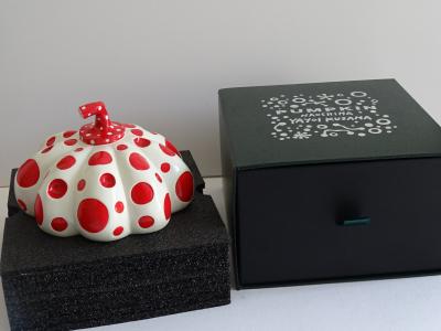 Yayoi KUSAMA : Citrouille de Naoshima (rouge et blanche) - Sculpture 2