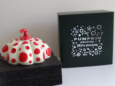 Yayoi KUSAMA : Citrouille de Naoshima (rouge et blanche) - Sculpture 2