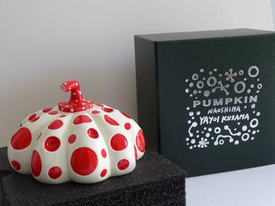 Yayoi KUSAMA : Citrouille de Naoshima (rouge et blanche) - Sculpture 2
