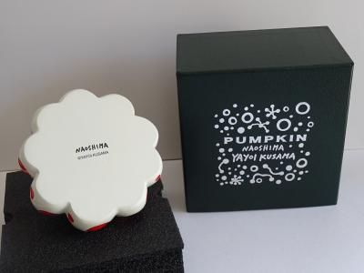 Yayoi KUSAMA : Citrouille de Naoshima (rouge et blanche) - Sculpture 2
