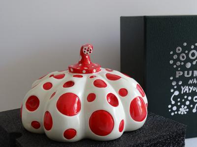 Yayoi KUSAMA : Citrouille de Naoshima (rouge et blanche) - Sculpture 2