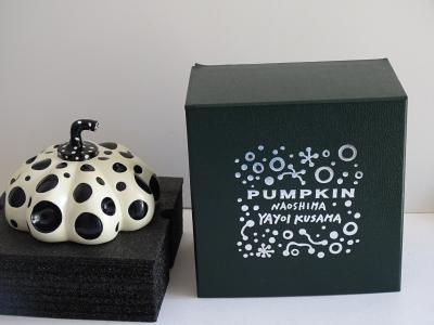 Yayoi KUSAMA : Citrouille de Naoshima (noir et blanc) - Sculpture 2