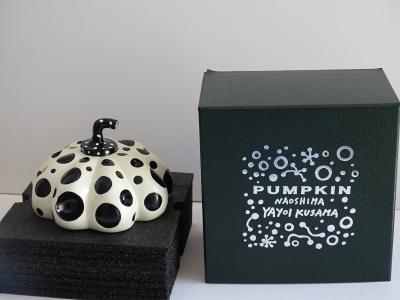 Yayoi KUSAMA : Citrouille de Naoshima (noir et blanc) - Sculpture 2