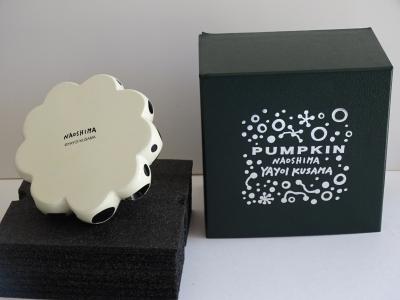 Yayoi KUSAMA : Citrouille de Naoshima (noir et blanc) - Sculpture 2