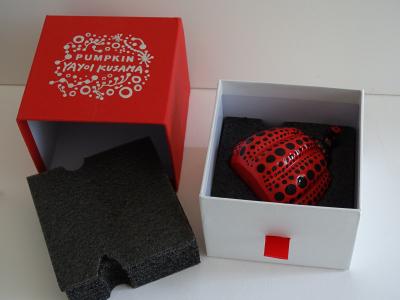 Yayoi Kusama - Citrouille (Noir/Rose) - Résine peinte à la main 2