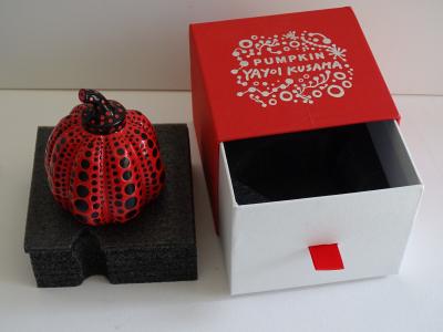 Yayoi Kusama - Citrouille (Noir/Rose) - Résine peinte à la main 2