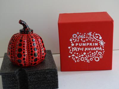 Yayoi Kusama - Citrouille (Noir/Rose) - Résine peinte à la main 2